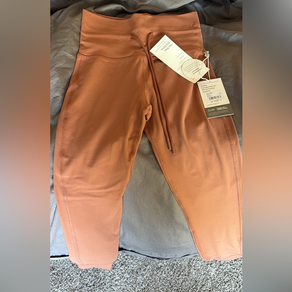 NWT Vuori Drawstring Leggings - Picture 2 of 3